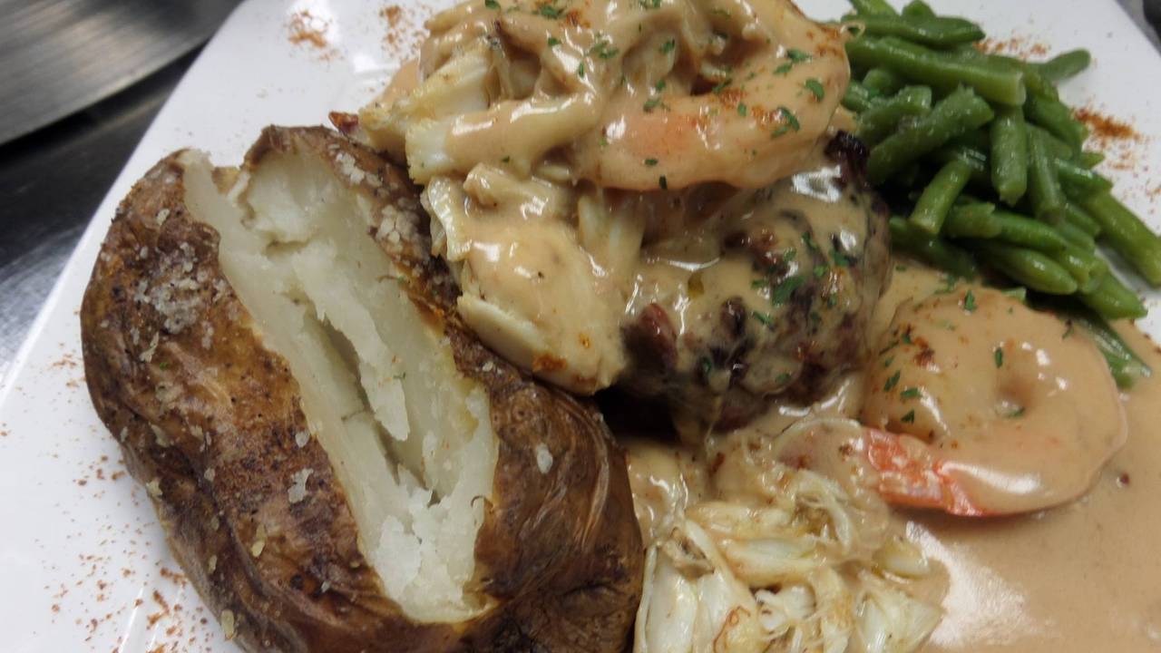 Whole Maine Lobster Steamer Pot - Picture of Steelefish Grille, Bel Air -  Tripadvisor