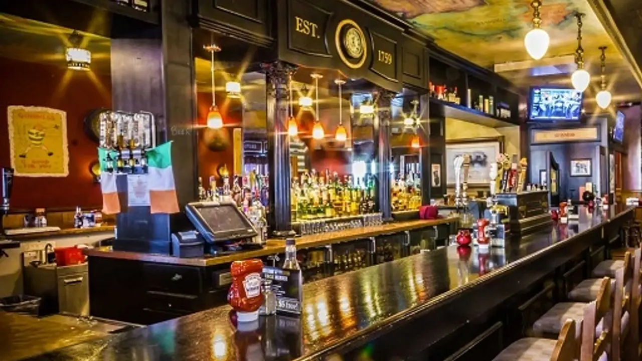 Claddagh Irish Pub Shoppes at Arbor Lakes Restaurant Maple Grove