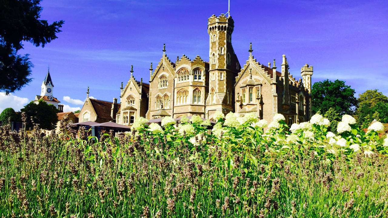 oakley court windsor