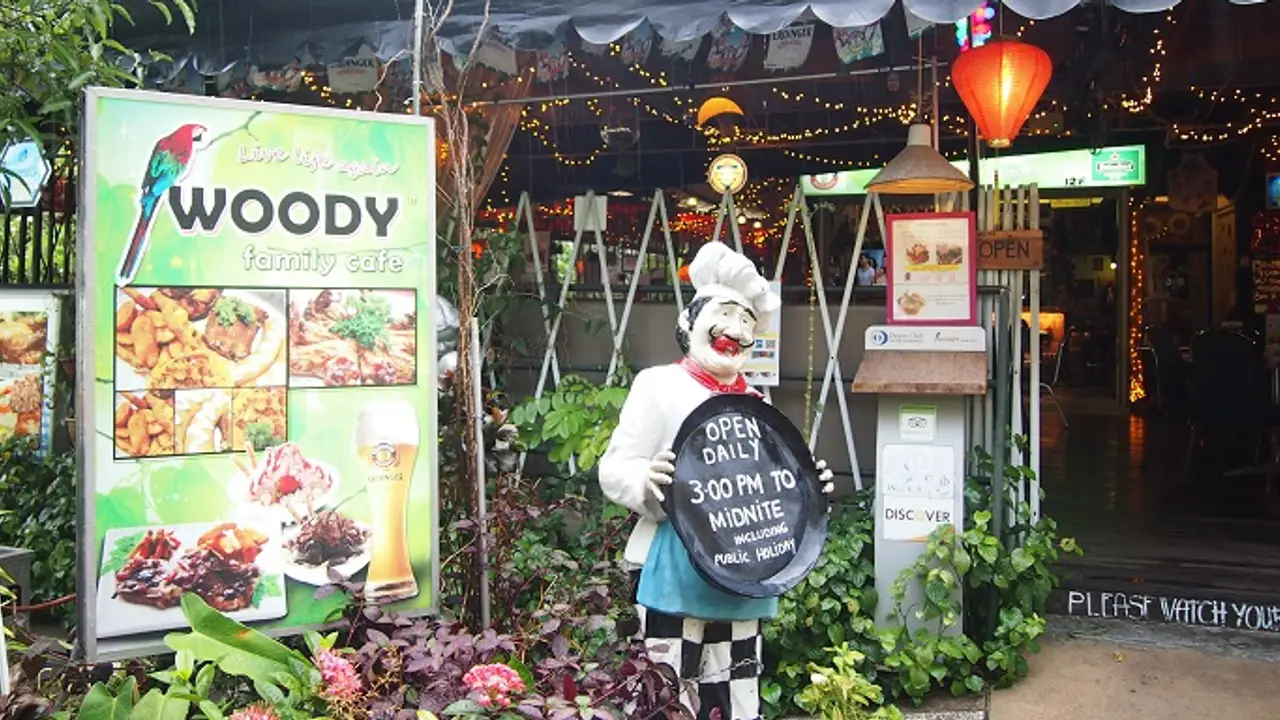 Woody Family Cafe, Singapore, 