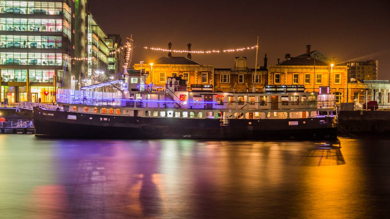 photo of the cill airne boat in the liffey at dusk