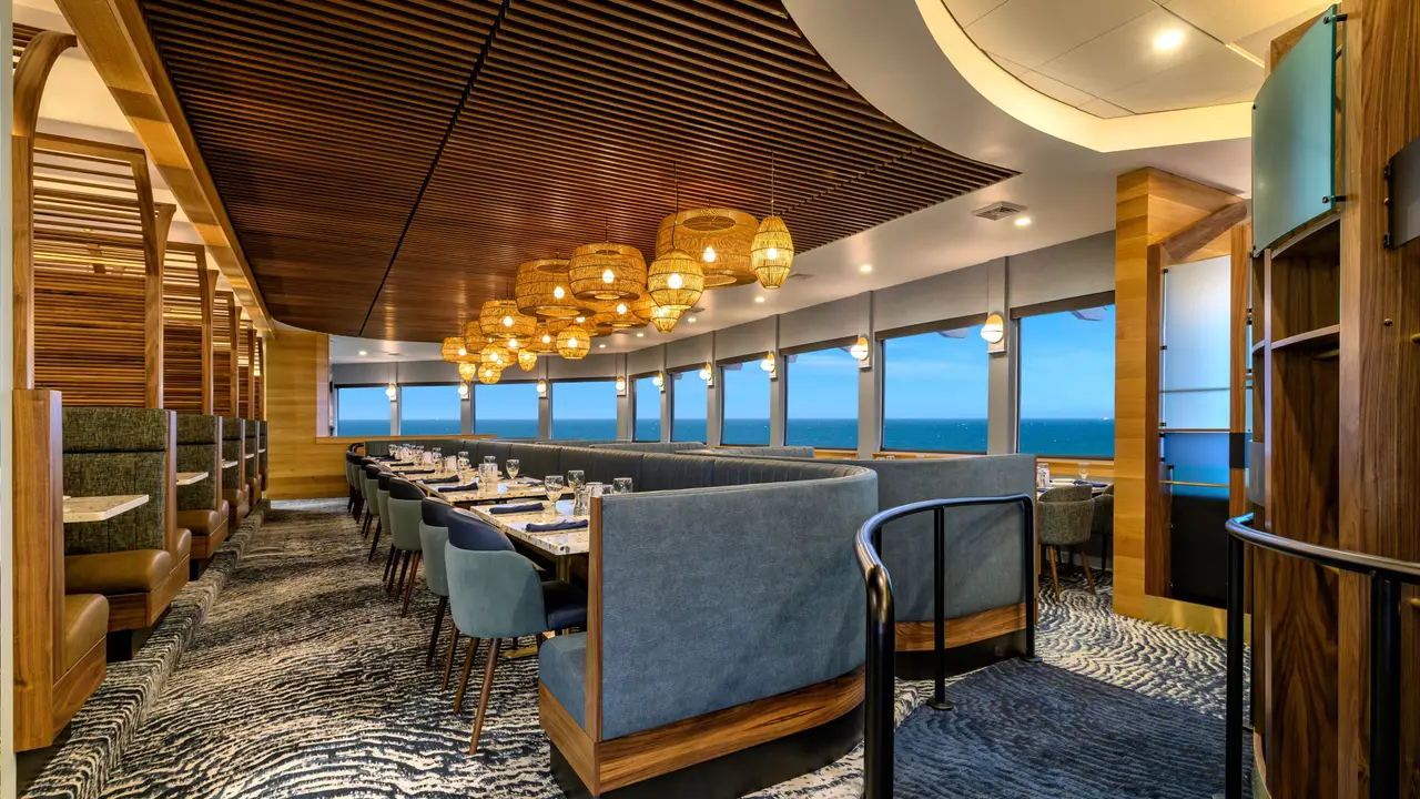 Upscale casual ocean front dining room and lounge - Georgie's, Newport, OR