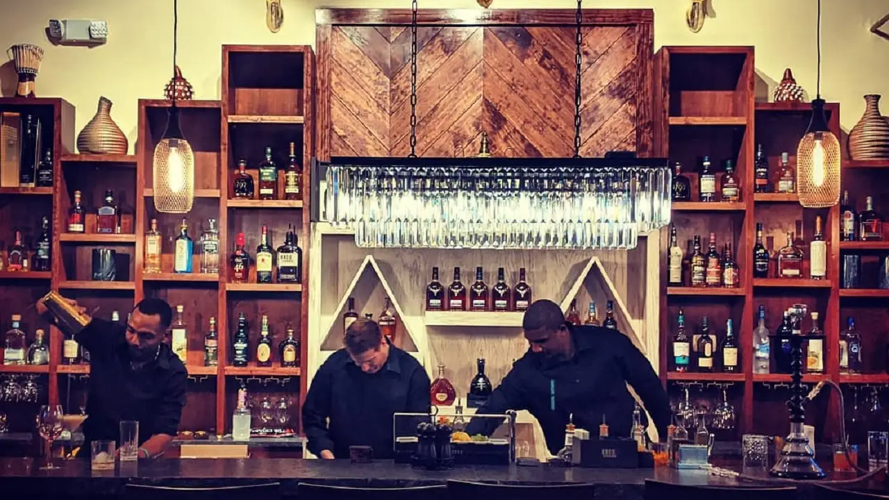 Lion's Den Beaumonde Cigar Bar Mis à jour en 2024, Bar Lounge à