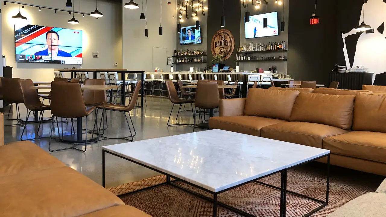 Restaurante The Barrel Room at The Gallery Sportsman's Club Lakewood