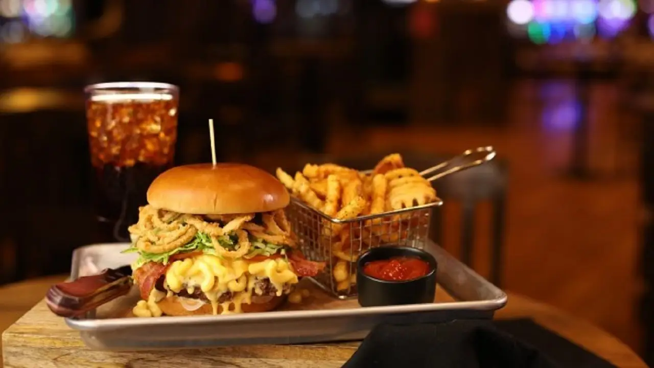 Restaurante Guy Fieri's DC Kitchen + Bar at Caesars Sportsbook