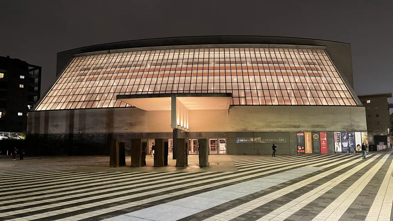 Dal Milanese "Teatro Arcimboldi”, Milano, Citta Metropolitana di Milano