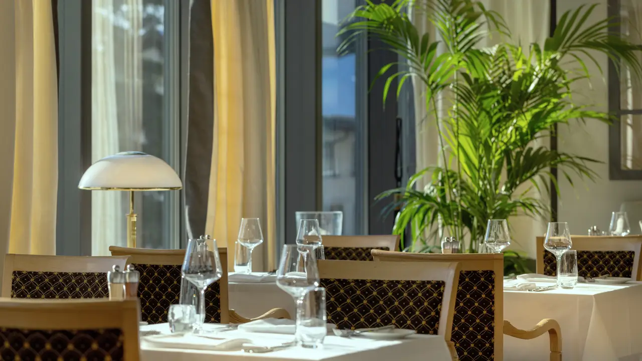 Elegant and refined seating with panoramic view - Panorama Restaurant, Davos, Graubunden