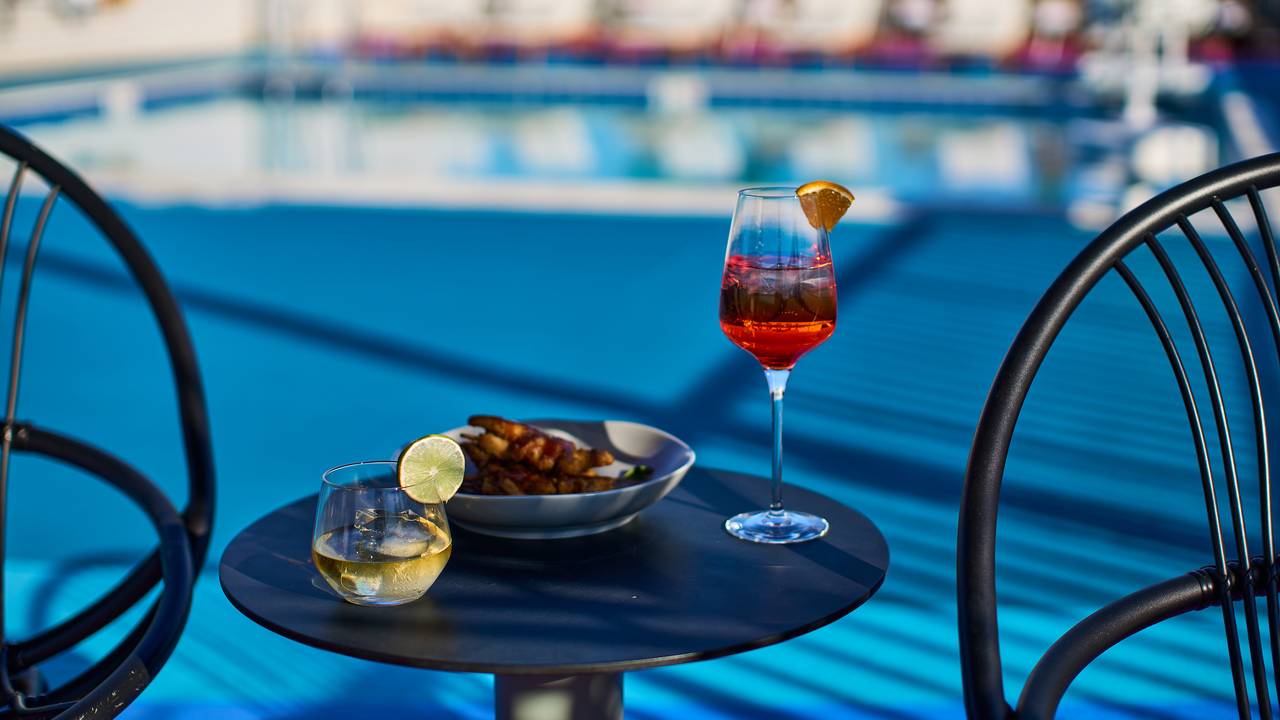 What wine should we drink by the pool? - Aveine - Blog