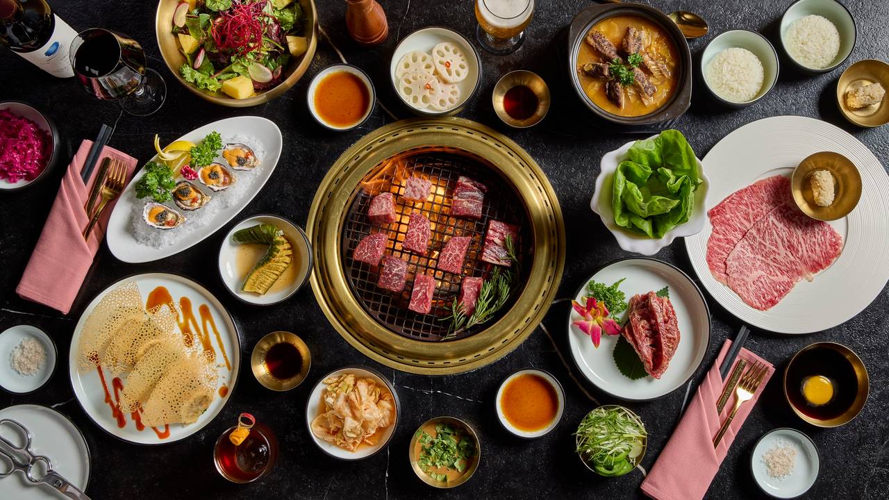 This BBQ Table Accommodates Eight People to Cook and Dine