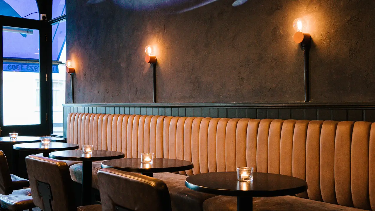 Restaurante A Blue Whale In The Bar - Greater London, , England | OpenTable