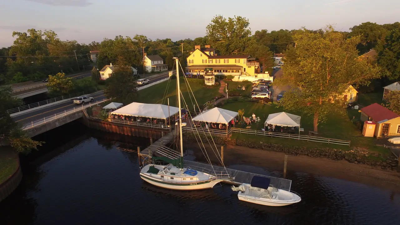 Inn at Sugarhill Yogi's All American Riverview Restaurant & Bar