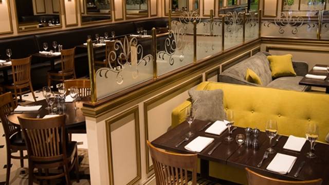 Una foto del restaurante The Parisian Restaurant & Wine bar