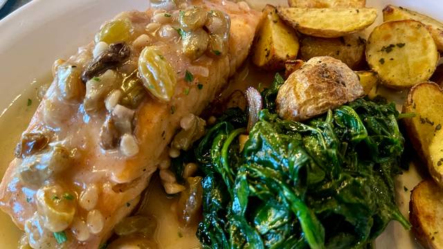 Salmone Grigliato con Broccoli (Grilled Salmon with Broccoli)