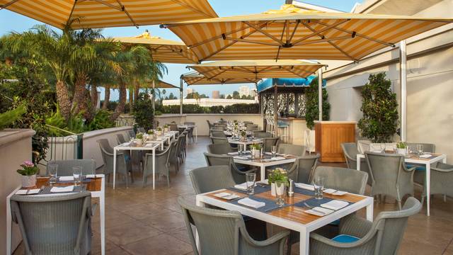 Una foto del restaurante The Roof Garden at The Peninsula Beverly Hills