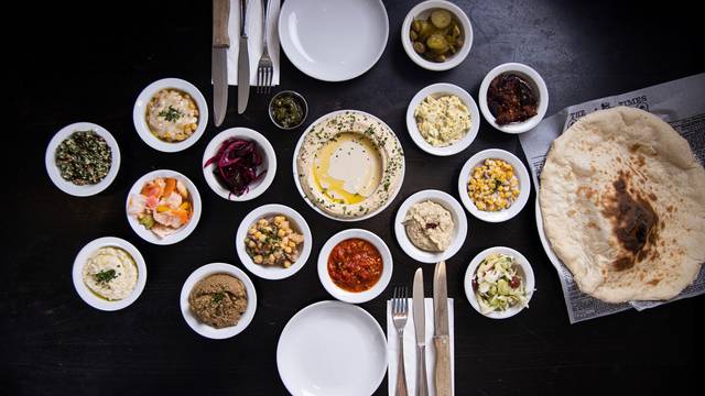 Una foto del restaurante Hummus Bar & Grill