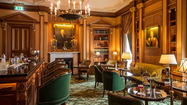 Una foto del restaurante The Library Bar at The Lanesborough
