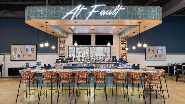 Een van At Fault - Restaurant & Sports Bar restaurant