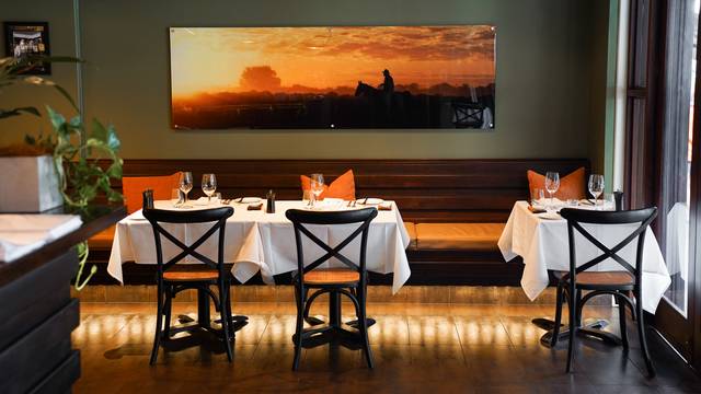 Een van Black Hide Steak & Seafood Caxton Street restaurant