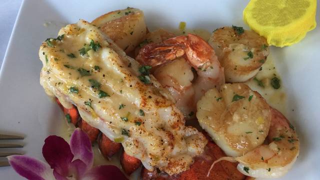 Una foto del restaurante T-Michaels Steak and Lobster