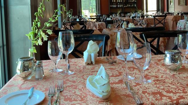 Una foto del ristorante Roghani's Restaurant at Chateau des Fleurs