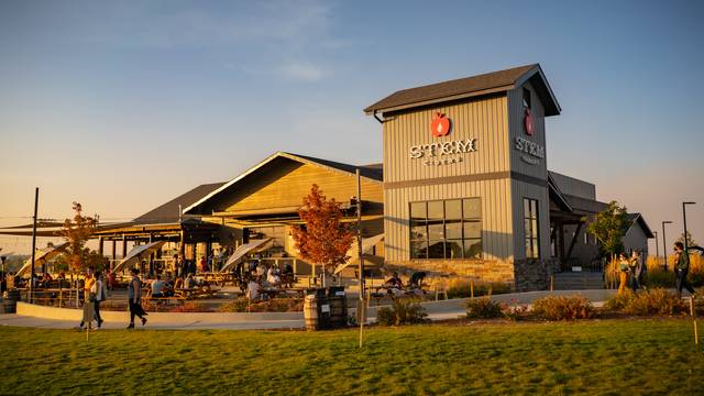 Een van Acreage by Stem Ciders restaurant