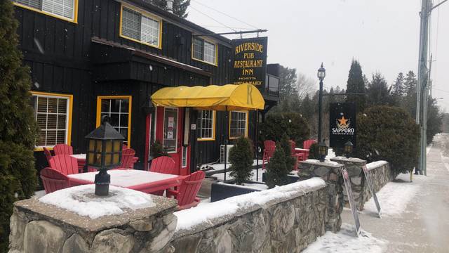 Una foto del restaurante Riverside Inn