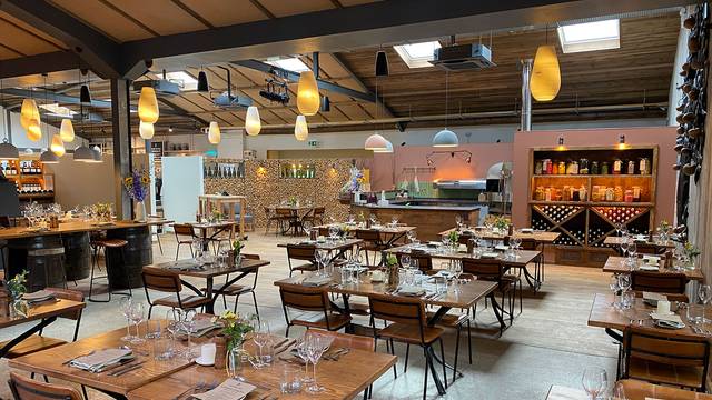 Una foto del restaurante The Farm Table – Darts Farm