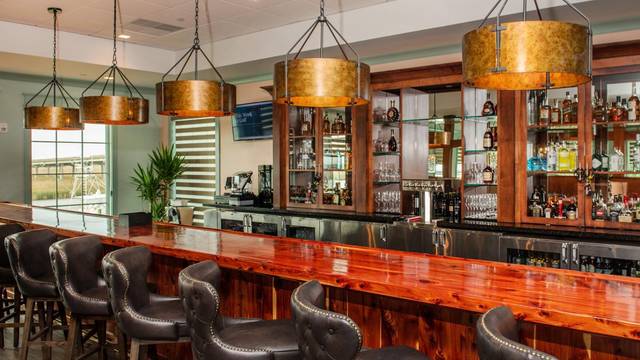Une photo du restaurant The Oaks Club and Cedar Bar 