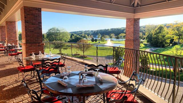 Una foto del restaurante Monty's River Grille