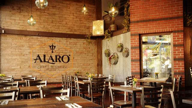 Een van Alaro Craft Brewery, Restaurant & Cocktail Bar restaurant