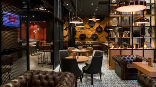 Photo du restaurant The Warehouse Wine & Tapas Bar  / Pearl Rotana Capital Centre / Abu Dhabi