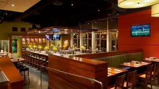 A photo of Houlihan's - Garland restaurant