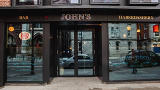 Una foto del restaurante John's Bar & Haberdashery