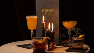 写真（Romance in The Rose Lounge - A Shared Experience）