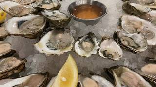 99¢ Late Night Oysters Every Fri & Sat Foto