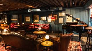 Reserve a table in The Piano Bar Upstairs Foto