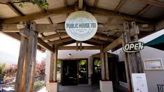 Una foto del restaurante Public House 701