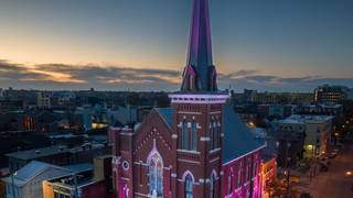 写真（"Love & Spirits at The High Church of Bourbon"）