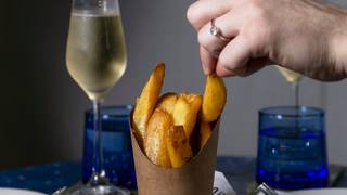 写真（Champagne + Fries | Soft Serve at £10）