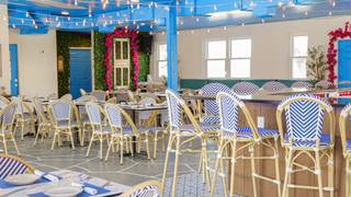 写真（Three course meal followed by a Dolphin Cruise）