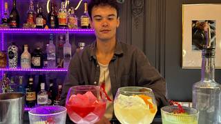 写真（Cocktail lessons at speakeasy）