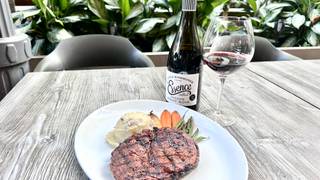 写真（Special: Ribeye Steak & A to Z Pinot Noir）