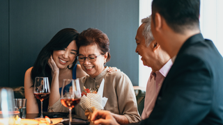 写真（Celebrate Mother’s Day with a Special Toast! 💐🥂）