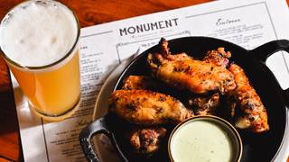 写真（$1 Wings for March Madness!）