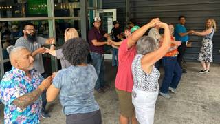 写真（Latin Dancing on the Patio）