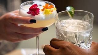 Unwind in Style with Happy Hour foto
