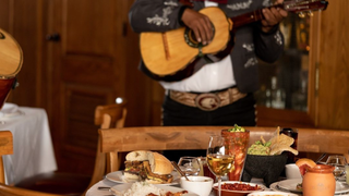 ¡Celebra a mamá con música en vivo! photo
