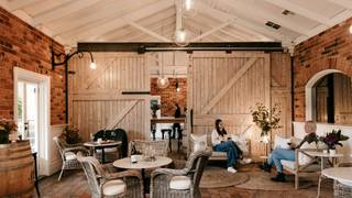 Farmhouse | Indoor Seating | Table Service foto