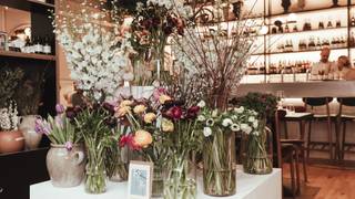 Date Night - Bubbles & Blooms foto