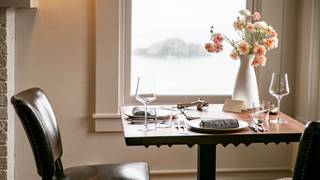 In-Room Dining Service for Inn Guests foto